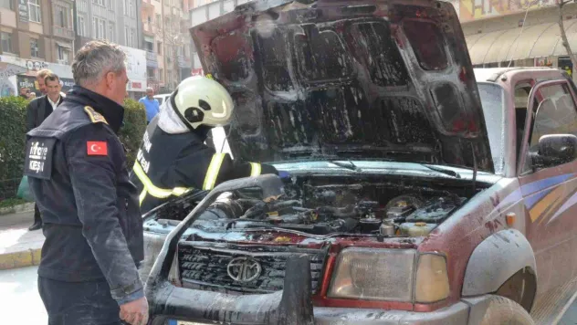 Keşan'da yanan kamyonete oradan geçen itfaiye amiri müdahale etti