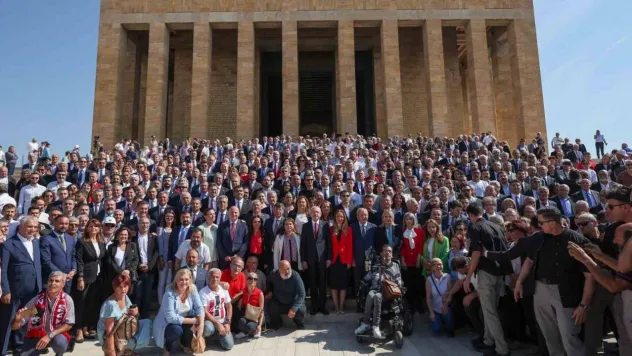 Kılıçdaroğlu, CHP'nin 100'üncü yıl etkinlikleri çerçevesinde Anıtkabir'i ziyaret etti