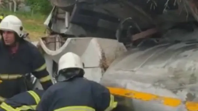 Kırklareli'de otomobil ile tanker çapıştı: Tanker sürücüsünü sıkıştığı yerden itfaiye ekipleri kurtardı