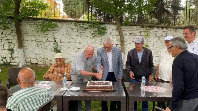 Kırklareli Huzurevi'nde Babalar Günü pasta kesilerek kutlandı