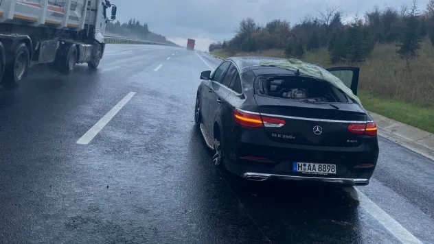 Kırklareli'nde şiddetli yağış, otomobil tıra çarptı