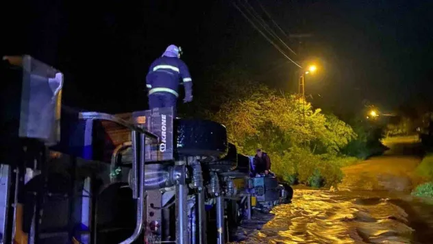 Kırklareli'nde tır dereye devrildi: Sürücü itfaiye tarafından kurtarıldı