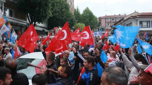 Kırklareli'nde vatandaşlar sokağa döküldü, Erdoğan'ın zaferini kutladı