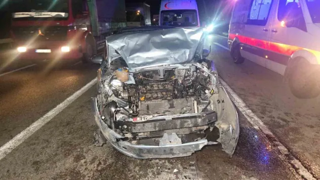 Kırmızı ışıkta duran otomobile arkadan çarptı: 1'i çocuk 5 yaralı