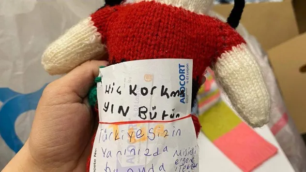 Kıyafet ve oyuncakları ile birlikte sevgi dolu mesajlarını da gönderiyorlar
