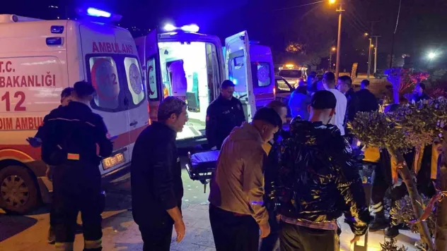 Kocaeli'de bisikletliye çarpmamak için manevra yapan otomobil direğe çarptı: 5 yaralı