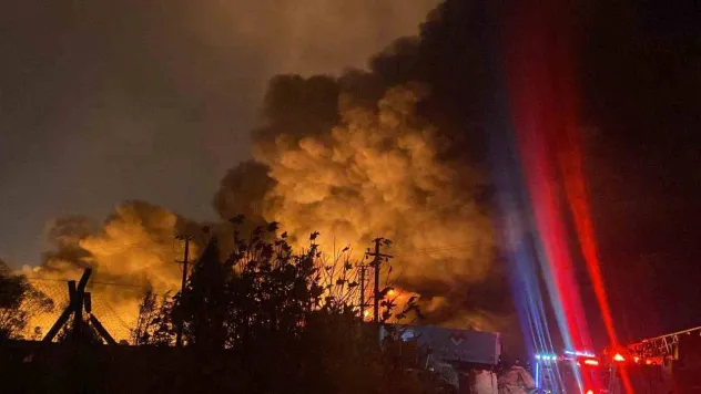 Kocaeli'nin Gebze ilçesinde bir palet fabrikasında yangın çıktı. Olay yerine çok sayıda itfaiye ekibi sevk edilirken yangına müdahale sürüyor.