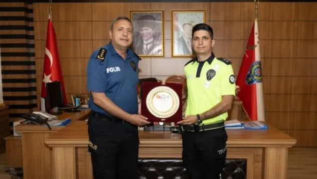 Komiser Fatih Sanay'a teşekkür plaketi