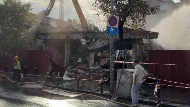 Kontrolsüz yıkım tehlike saçtı, bina parçaları caddeye savruldu