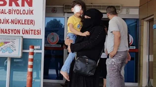 Koşarken gözüne bıçak saplandı