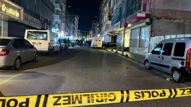 Küçükçekmece'de sokak ortasında silahlı saldırı: 2 ölü, 1 yaralı