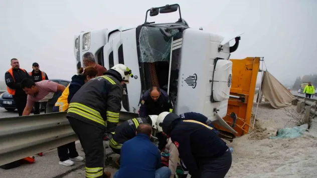 Kum yüklü tır devrildi: Sıkışan sürücü itfaiye tarafından kurtarıldı