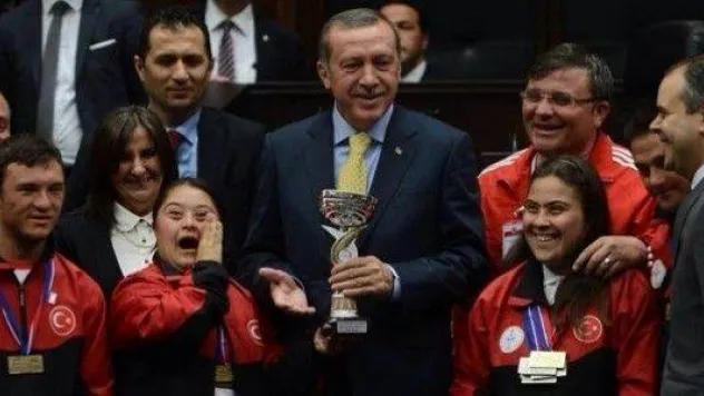 Kupalarını ve Madalyalarını Başbakan'a götürdüler