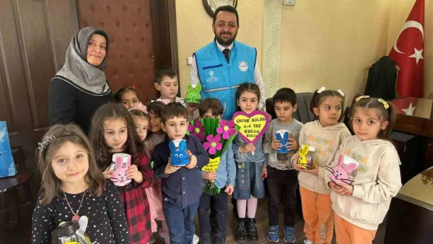 Kur'an Kursu öğrencisi minikler kumbaralarını depremzede akranlarına bağışladı