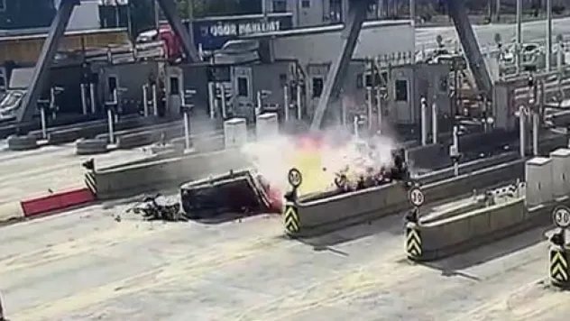Kuzey Marmara Otoyol gişesinde feci kaza kamerada