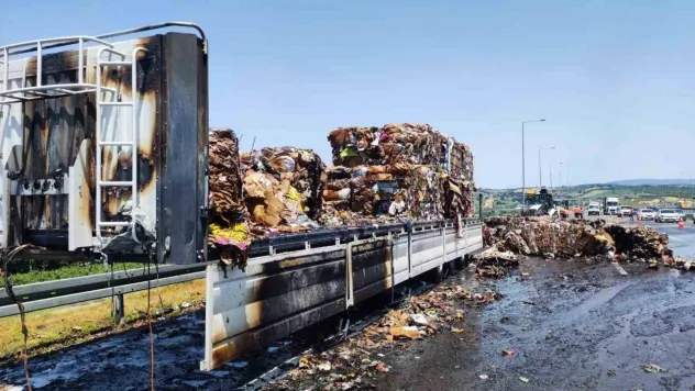 Kuzey Marmara Otoyolu'nda hurda kağıt yüklü tır dorsesi alevlere teslim oldu