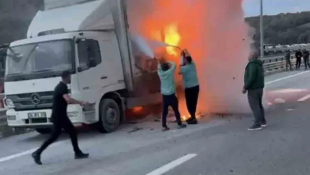 Kuzey Marmara Otoyolu'nda kamyon alev alev yandı