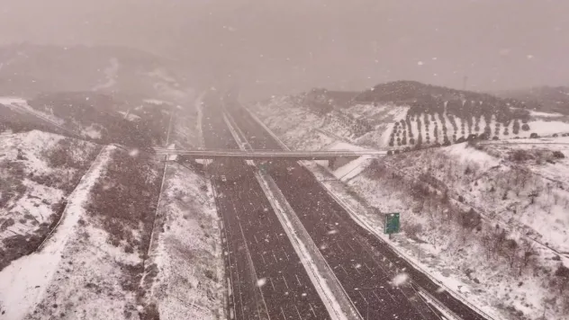 Kuzey Marmara Otoyolu'nda kar yağışı havadan görüntülendi