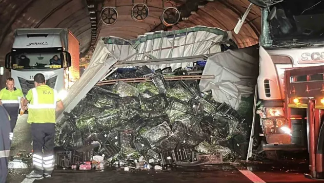 Kuzey Marmara Otoyolu'nda sebze yüklü tır devrildi: Kilometrelerce araç kuyruğu oluştu