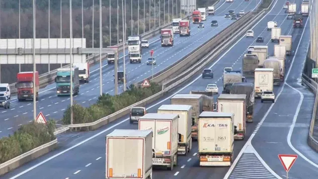 Kuzey Marmara Otoyolu'nda tırların lodosla imtihanı