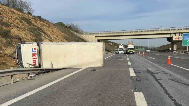 Kuzey Marmara Otoyolu'nda zincirleme kaza: Aynı firmaya ait iki kamyon kazaya karıştı
