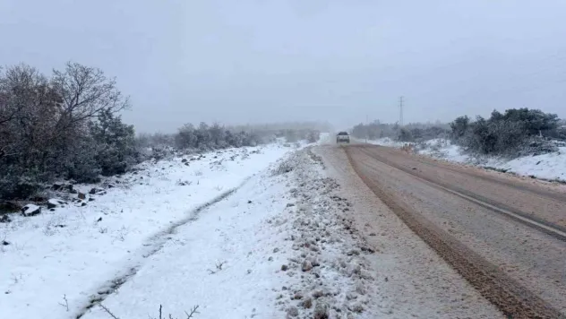 Lapseki'nin yükseklerinde kar kalınlığı 15 santimetreye ulaştı