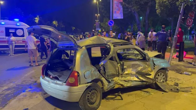 Maltepe'de aşırı hız yaptı, İSPARK'tan çıkan araca çarptı: 5 yaralı