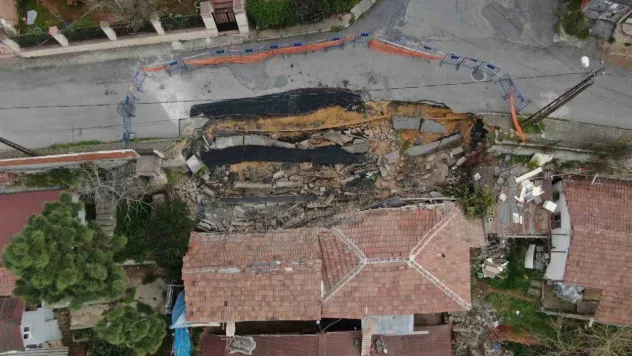Maltepe'de çöken yol havadan görüntülendi