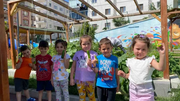 Mamak Belediyesinin anaokullarında öğrenciler, sebze yetiştirip hayvan besliyor