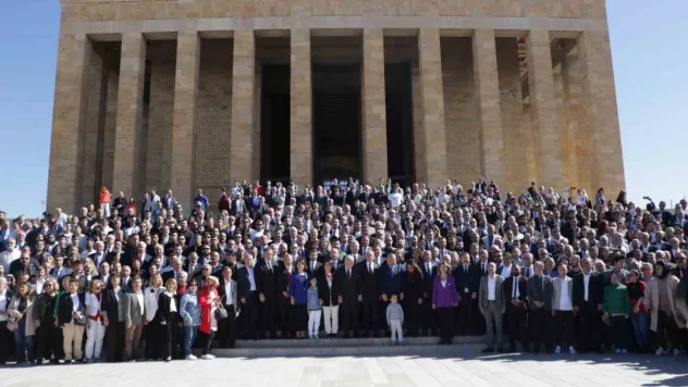Mansur Yavaş ile 16 ilçe belediye başkanı Anıtkabir'i ziyaret etti