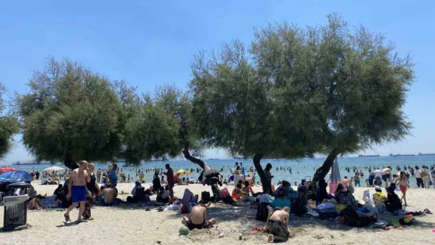 Menekşe Plajı'ndaki yoğunluk havadan görüntülendi