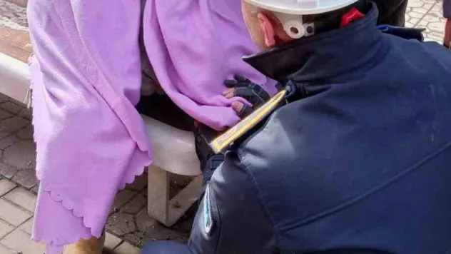 Merzifonlu itfaiyeci enkazdan kurtardıkları yaşlı adama kendi botlarını giydirdi