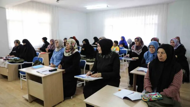 Mesajlaşmak için 66 yaşında okuma yazma öğreniyor