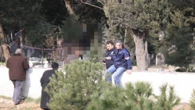 Mezarlıkta kendini astı