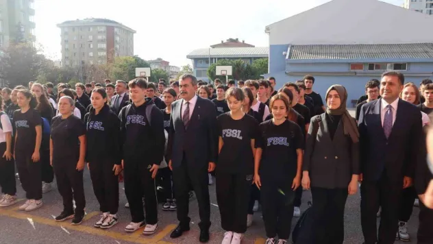 Milli Eğitim Bakanı Yusuf Tekin İstanbul'daki okulların tatili sonrası bayrak törenine katıldı