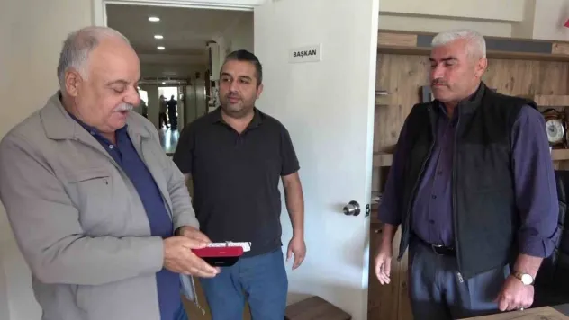 Minibüsünde bulduğu 100 bin TL değerindeki altın dolu çantayı sahibine ulaştırdı