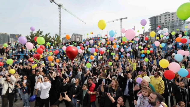 Minik Efe'nin lösemi zaferini gökyüzüne binlerce balon bırakarak kutladılar