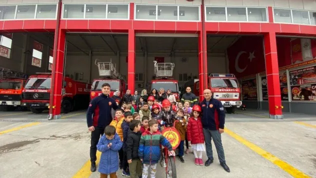 Minik itfaiyeciler eğlenerek öğreniyorlar