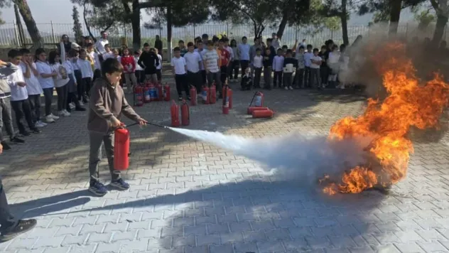 Minik itfaiyeciler yangın güvenliğini öğrendi