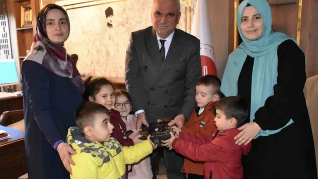 Minikler Filistin'e destek için kumbaralarını bağışladı