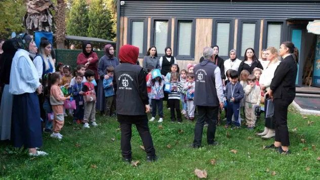 Minikler hem deprem çantası hazırladı hem 'çök-kapan-tutun' yaptı