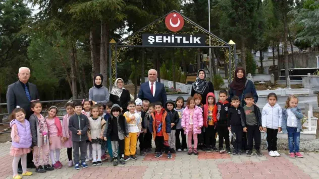 Miniklerden şehitlik ziyareti