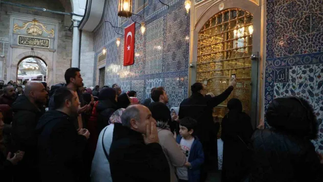 Miraç Kandili Eyüp Sultan'da dualarla ihya edildi
