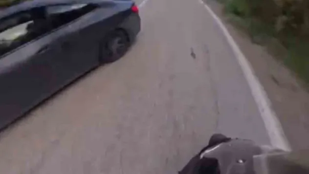 Motosikletlinin saniyelerle ölümden kurtulduğu anlar kameraya yansıdı