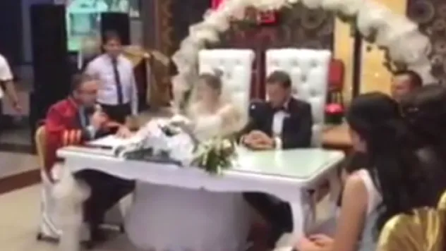 Nikâh Kıyan Ayeş, Davetlileri Gülme Krizine Soktu
