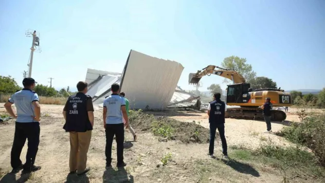 Nilüfer'de iki kaçak yapı daha yıkıldı