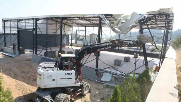 Nilüfer'de iki kaçak yapı yıkıldı