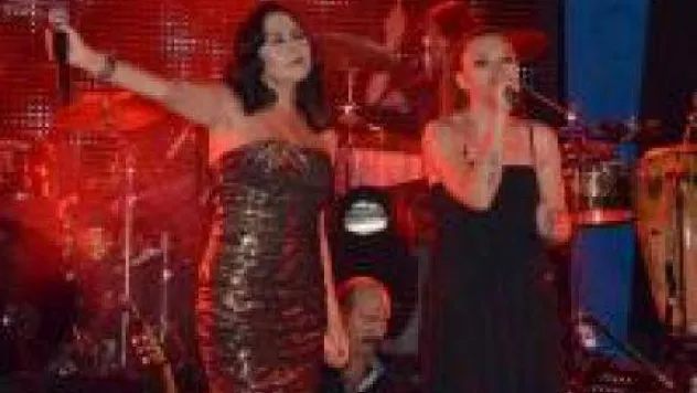Nilüfer Şarkılarıyla Mest Etti