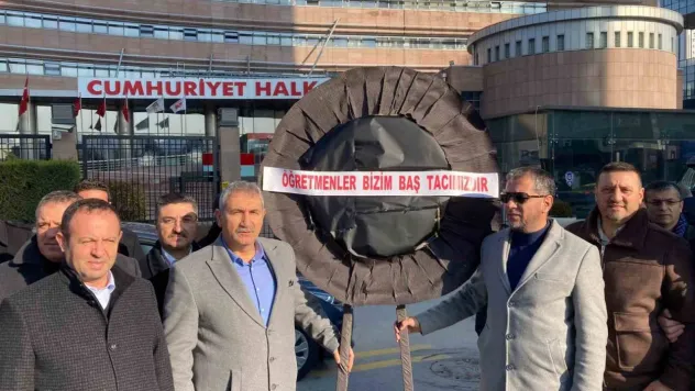 Öğretmenler CHP Genel Merkezi önüne siyah çelenk bıraktı
