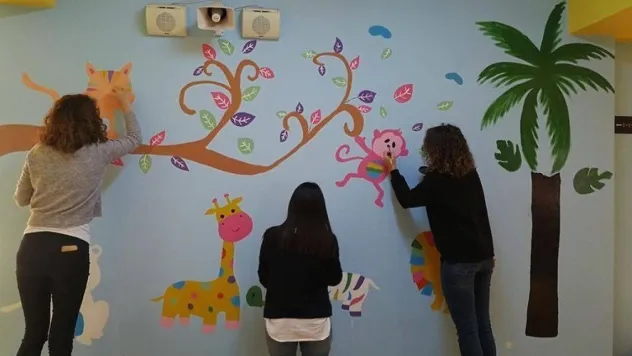 Öğretmenler okulları için iş başında